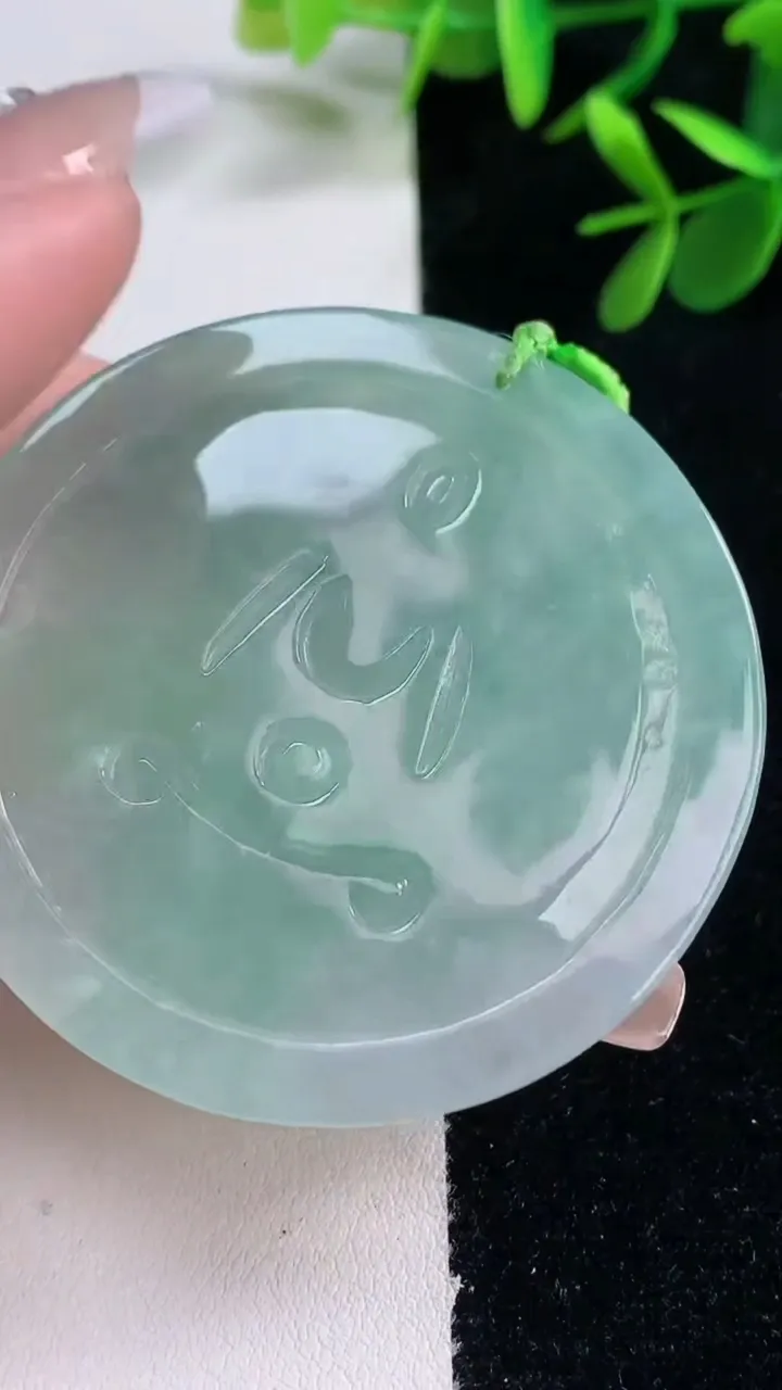 天然A货翡翠观音菩萨吊坠，尺寸53.7-6.2，重量:33.74g
12月27日