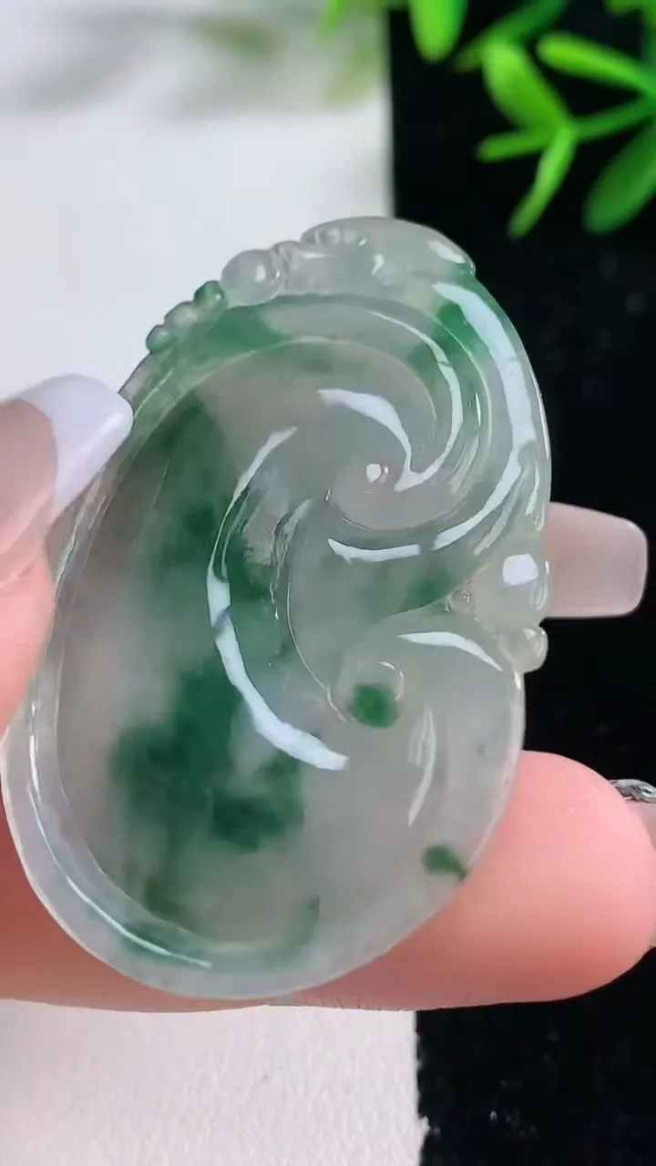 天然A货翡翠冰种飘花如意吊坠，尺寸47.2-29-4.6，重量:11.68g
12月27日