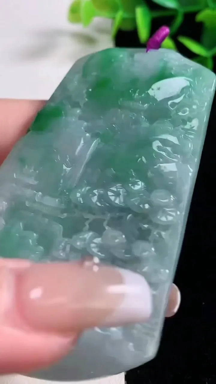 天然A货翡翠山水牌吊坠，尺寸75.4-49.2-5.8，重量:48.22g
12月27日