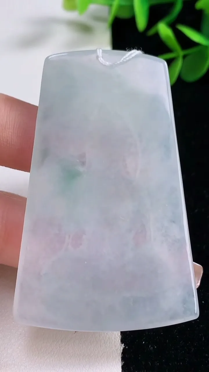 天然A货翡翠大势至菩萨吊坠，尺寸63.8-39.5-5.5，重量:28.84g
12月27日