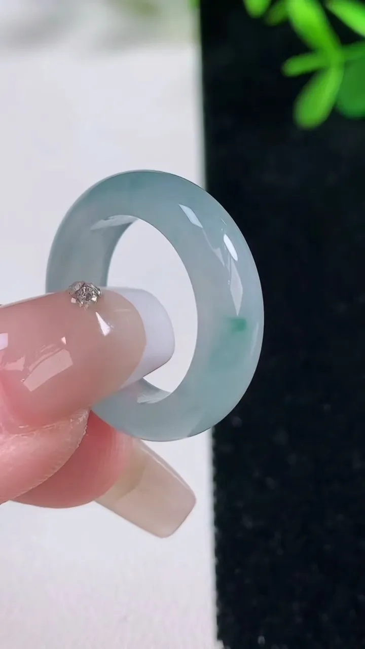 天然A货翡翠冰种飘花指环戒指，尺寸16.3-5.7-3.3，重量:4.18g2025年12月27日
工厂直销收藏佳品,种好水足，色泽均匀，有种有色，上手高大气！