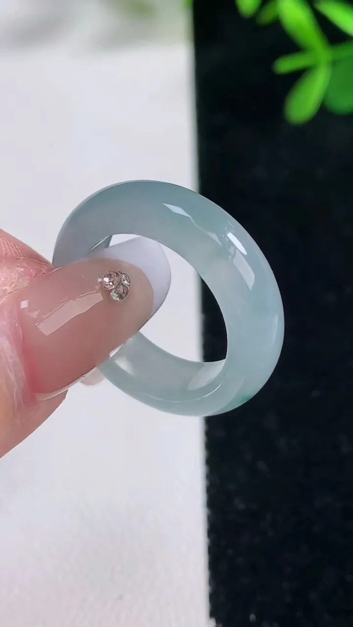 天然A货翡翠冰种飘花指环戒指，尺寸16.3-5.7-3.3，重量:4.18g2025年12月27日
工厂直销收藏佳品,种好水足，色泽均匀，有种有色，上手高大气！