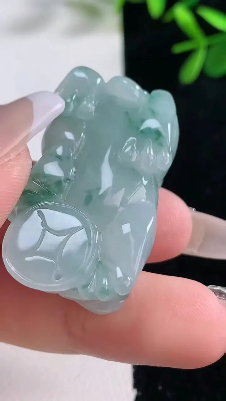 天然A货翡翠飘花霸王貔貅吊坠，尺寸37.6-21.6-12.2，重量:22.87g
12月27日