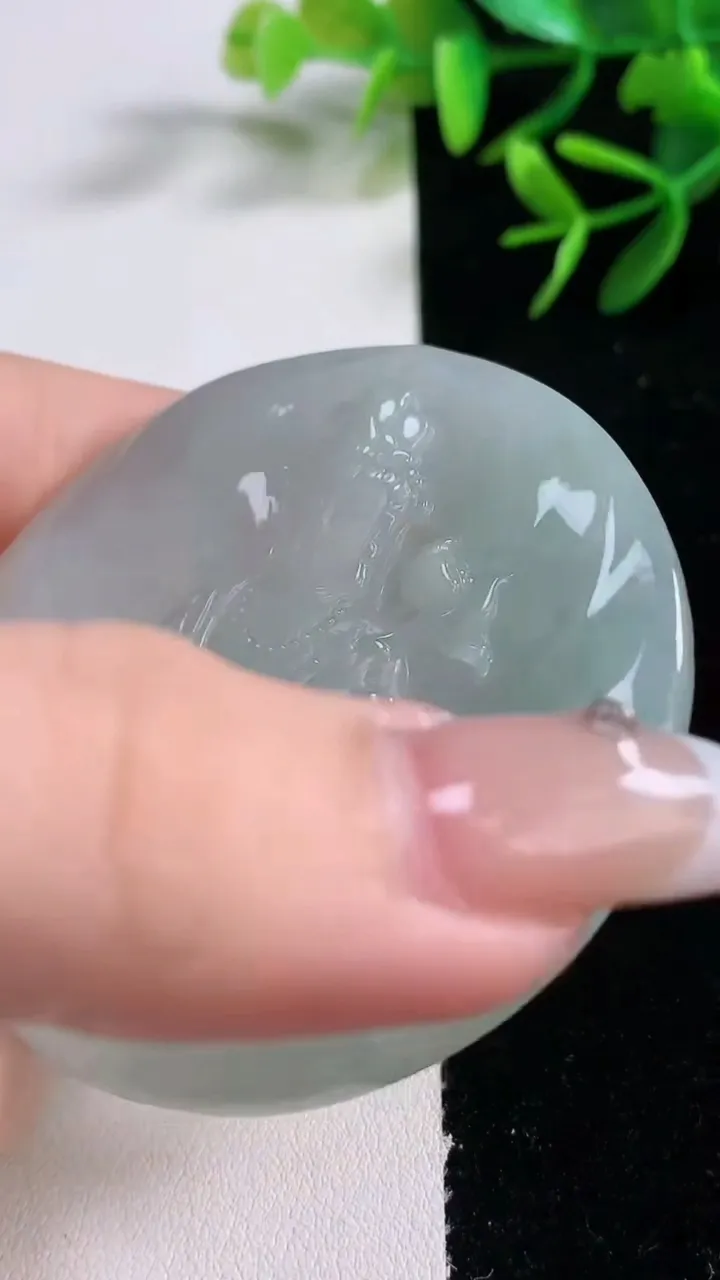 天然A货翡翠大势至菩萨吊坠，尺寸56.6-4.6，重量:35.53g
12月27日