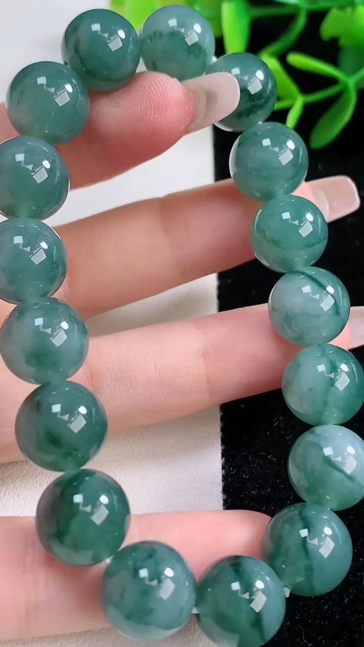 天然A货翡翠飘花圆珠手串，尺寸11.7-17颗，重量:48.29g12月27日
工厂直销收藏佳品,种好水足，色泽均匀，有种有色，上手高大气！