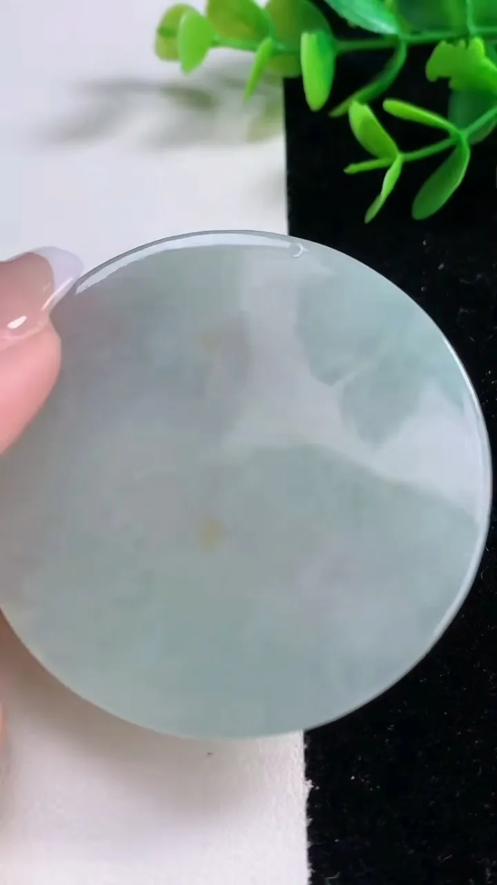 天然A货翡翠大势至菩萨吊坠，尺寸56.6-4.6，重量:35.53g
12月27日