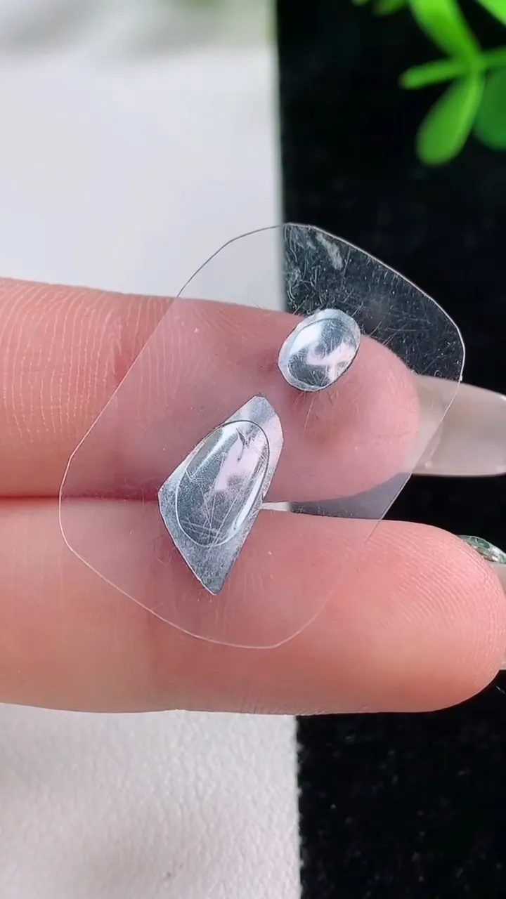 天然A货翡翠随形镶嵌件一对，尺寸14.5-7.4-2.3，重量:0.67g
12月27日