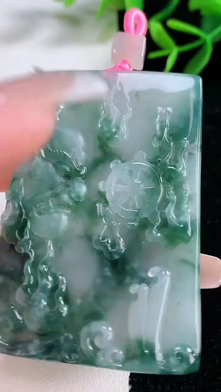 天然A货翡翠飘花一念之间吊坠，尺寸60.6-43.3-5.6，重量:38.90g
12月27日