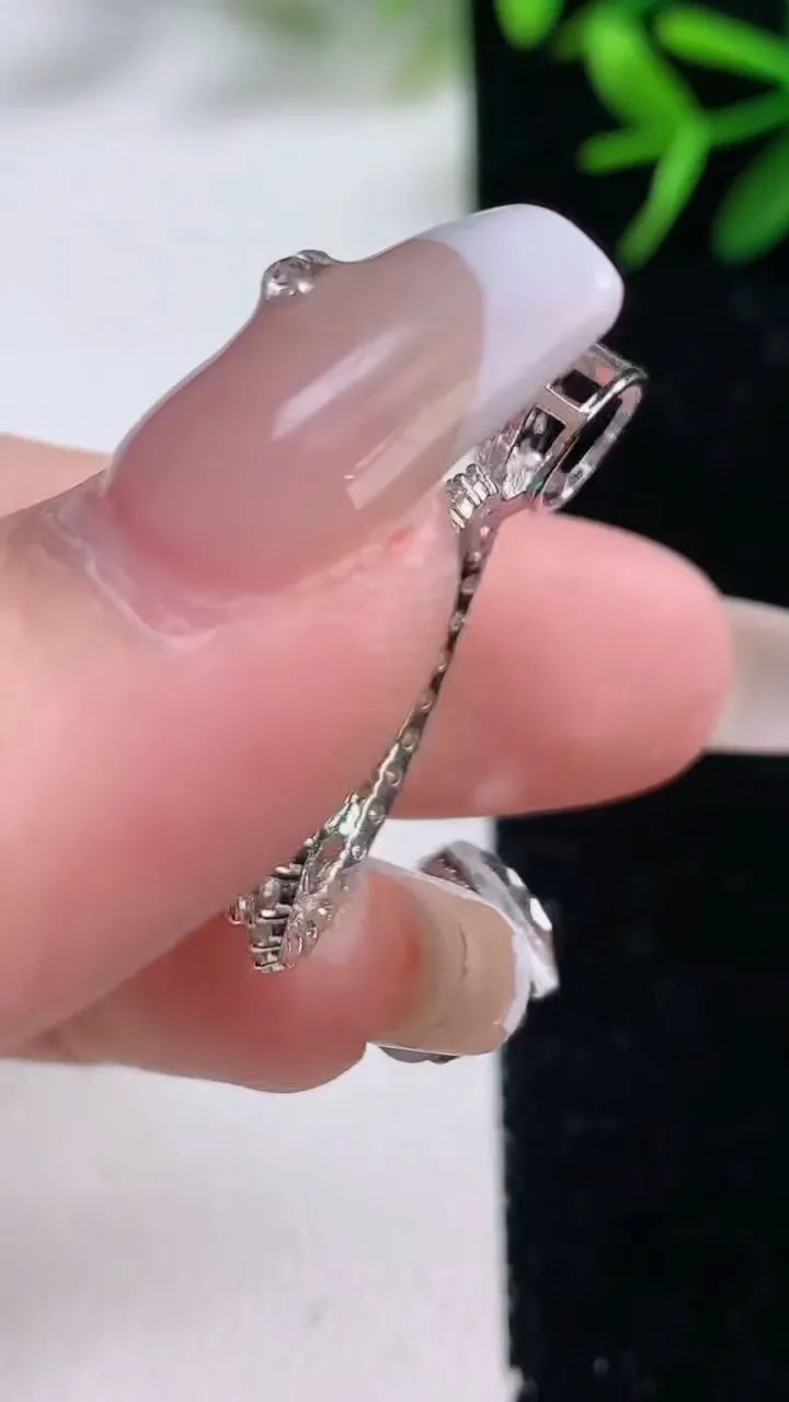 天然A货翡翠蛋面吊坠，尺寸30-18-9.1，裸石16-11.7重量:4.98g
12月27日