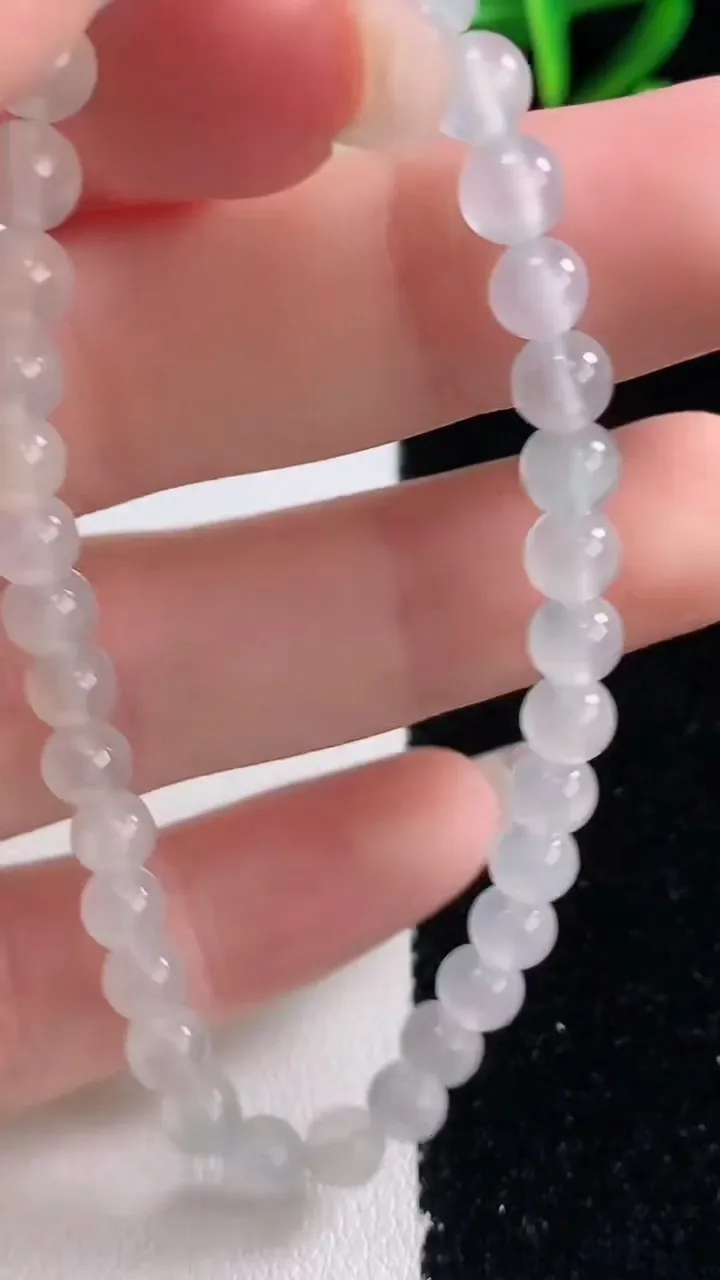天然A货翡翠种白冰圆珠手串，尺寸5.2-35颗，重量:8.06g12月27日
工厂直销收藏佳品,种好水足，色泽均匀，有种有色，上手高大气！