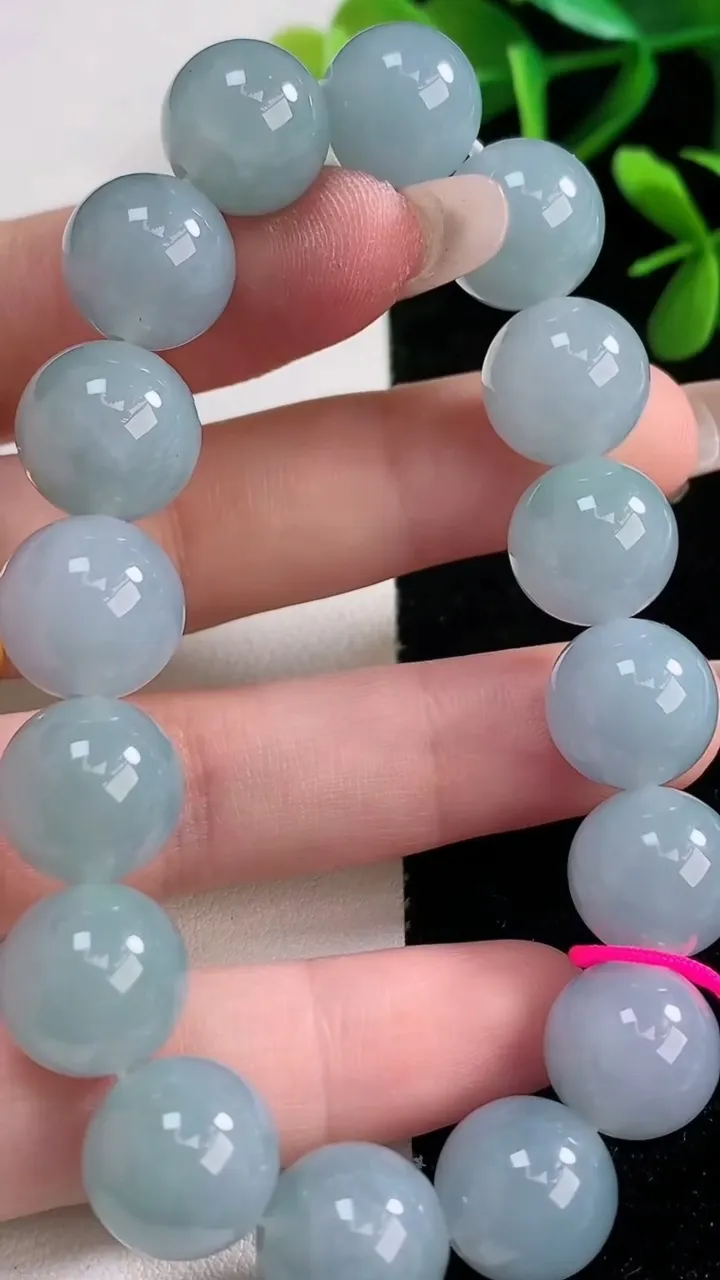 天然A货翡翠紫罗兰圆珠手串，尺寸12.5-16颗，重量:50.49g12月27日
工厂直销收藏佳品,种好水足，色泽均匀，有种有色，上手高大气！