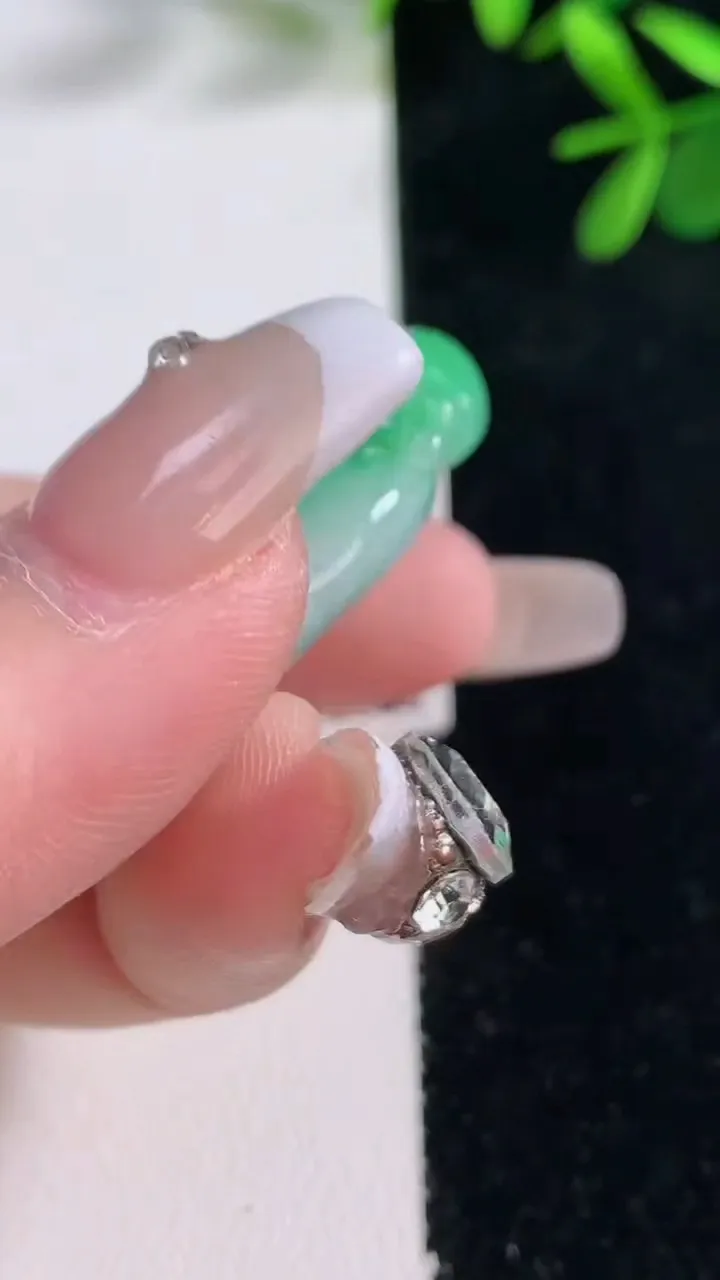 天然A货翡翠寿桃吊坠，尺寸44-30.5-12.4，重量:29.76g
12月27日