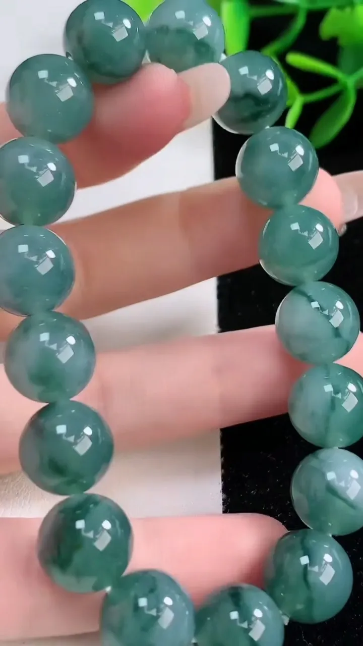 天然A货翡翠飘花圆珠手串，尺寸11.7-17颗，重量:48.29g12月27日
工厂直销收藏佳品,种好水足，色泽均匀，有种有色，上手高大气！