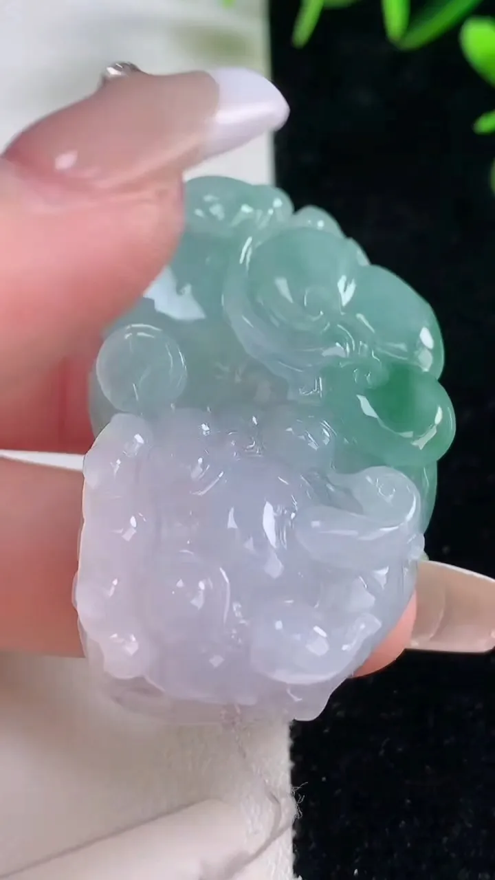 天然A货翡翠霸王貔貅吊坠，尺寸46-28.2-11.8，重量:35.46g
12月27日