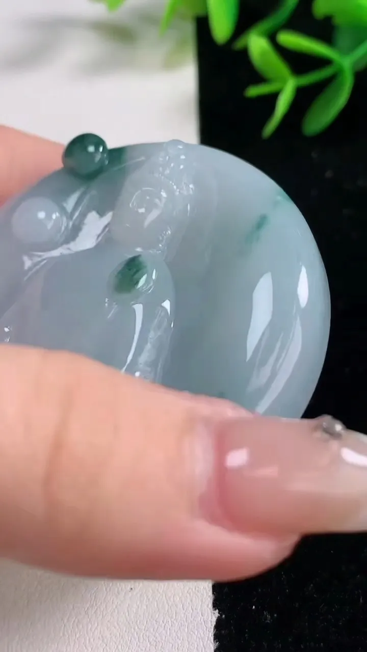 天然A货翡翠飘花大势至菩萨吊坠，尺寸54-12，重量:74.47g
12月27日