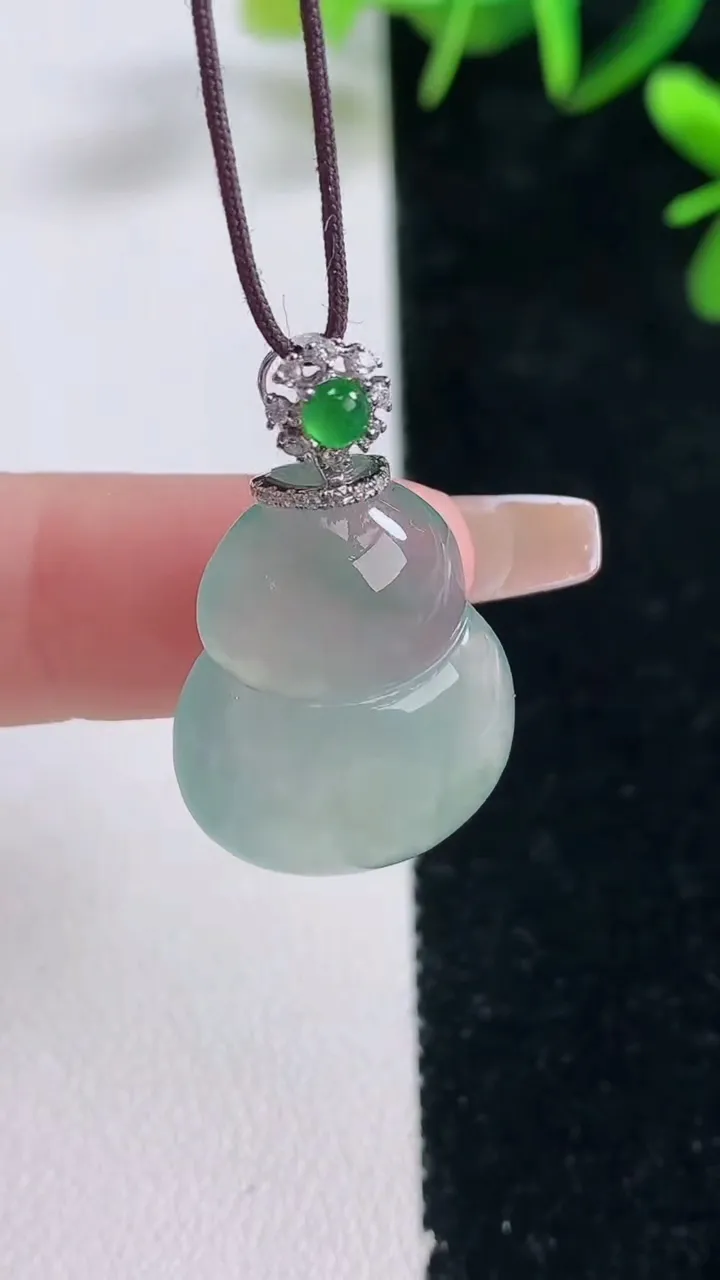 天然A货翡翠葫芦吊坠，尺寸22.4-17.8-5.2，重量:4.64g
12月27日