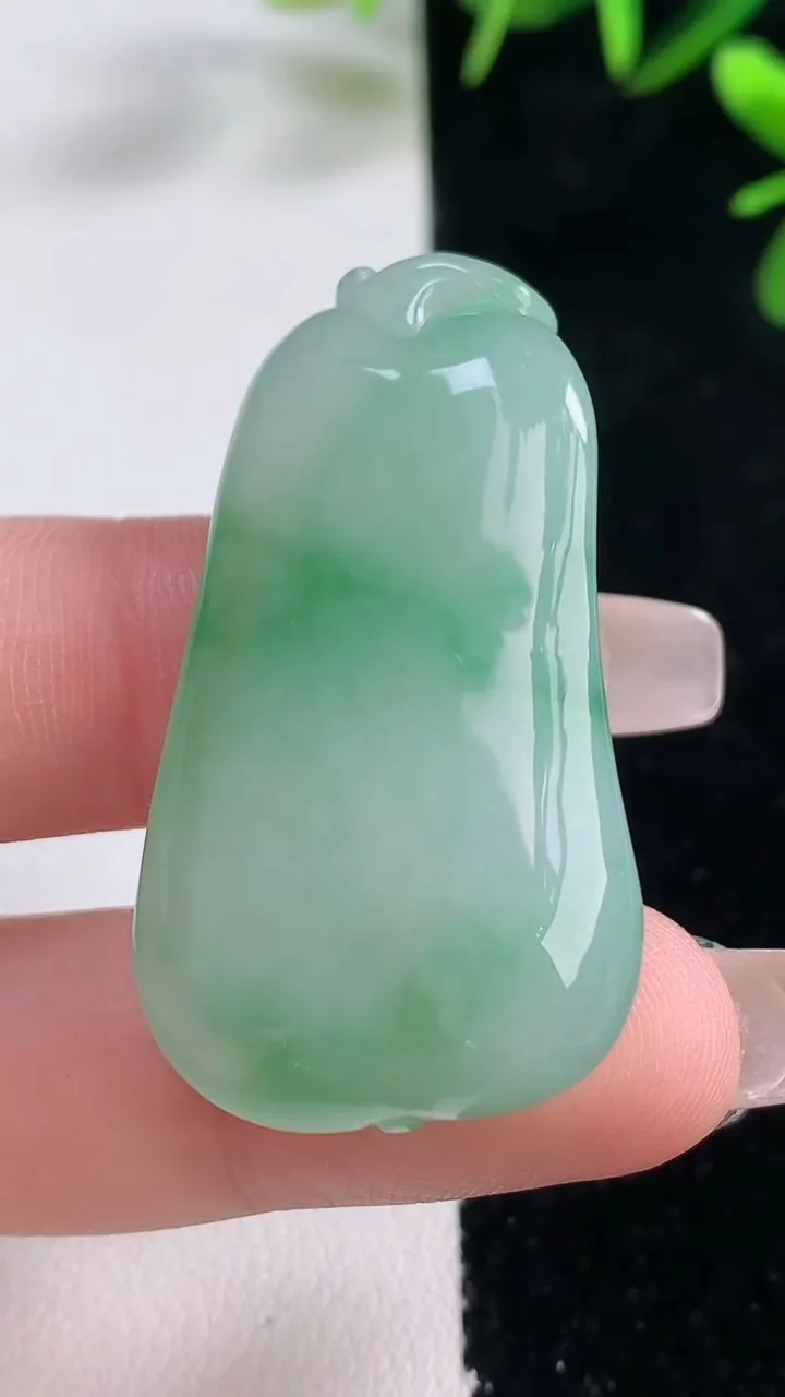 天然A货翡翠福瓜吊坠，尺寸40.5-21.8-10.8，重量:17.95g
12月27日