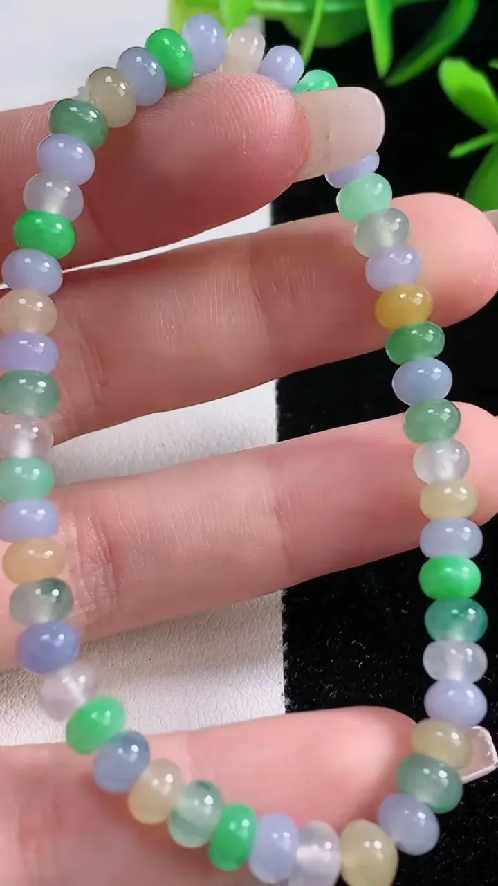 天然A货翡翠三彩算盘珠手串，尺寸5.3-3.5-49颗，重量:10.33g12月27日
工厂直销收藏佳品,种好水足，色泽均匀，有种有色，上手高大气！