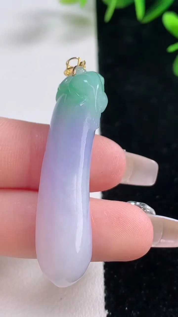 天然A货翡翠18K金春带彩紫罗兰福瓜吊坠，尺寸46.6-11.7-10.3，重量:11.14g
12月27日