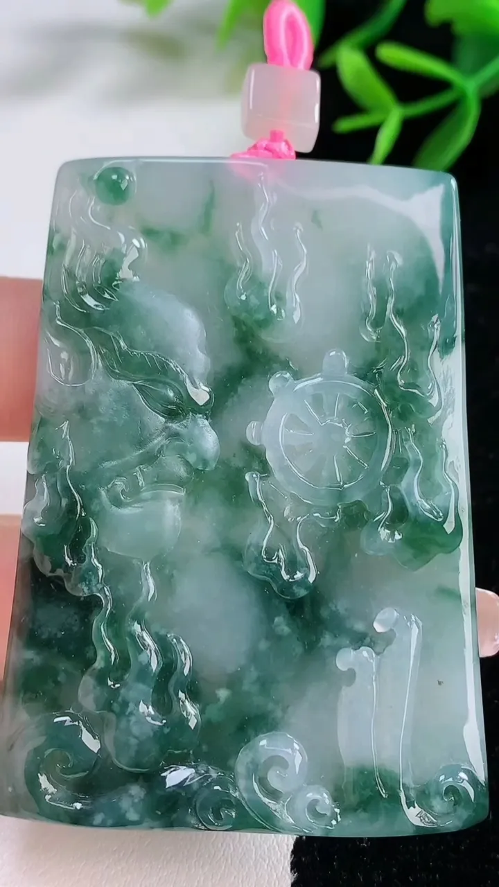 天然A货翡翠飘花一念之间吊坠，尺寸60.6-43.3-5.6，重量:38.90g
12月27日