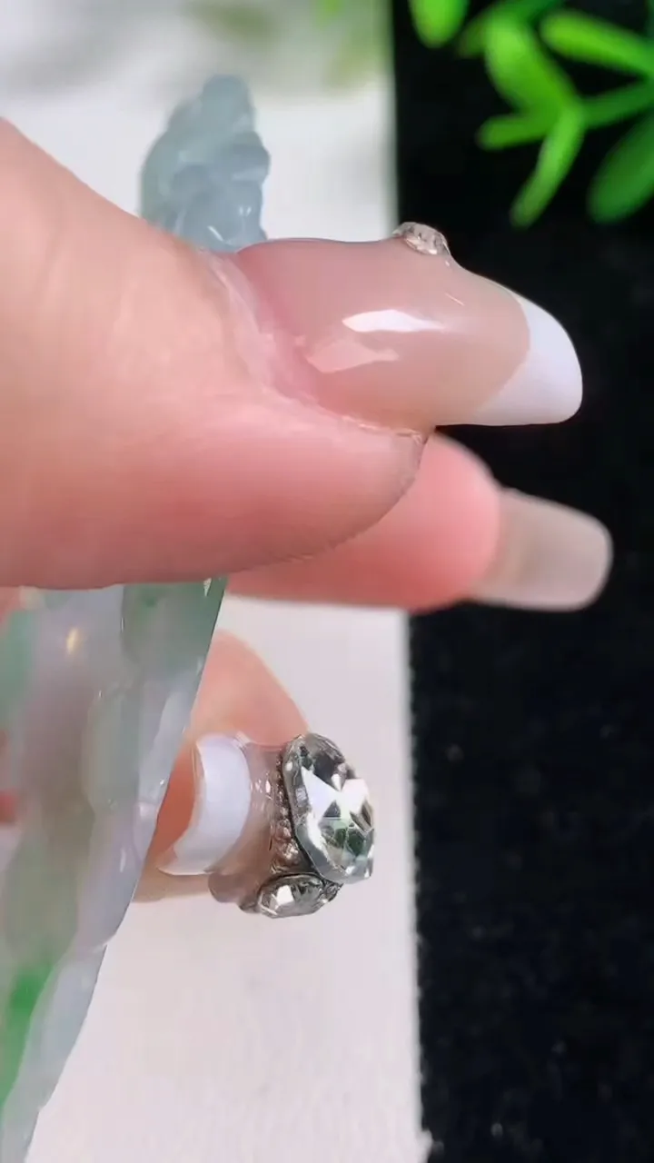 天然A货翡翠花开富贵 平安扣吊坠，尺寸70.3-41.4-4.7，重量18.83g
12月27日