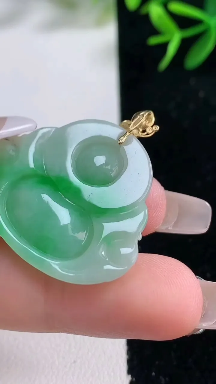 天然A货翡翠佛公吊坠，尺寸28-32.8-5.2，重量:7.37g
12月27日