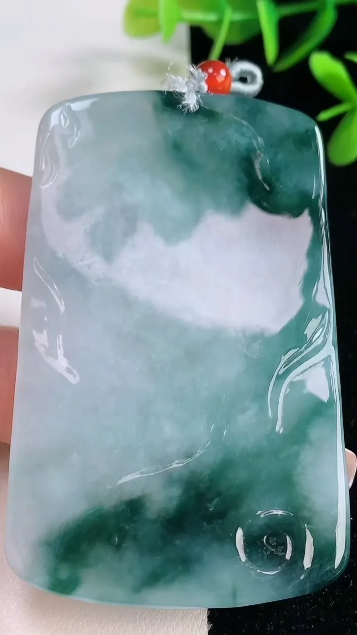 天然A货翡翠飘花祥龙大势至菩萨吊坠，尺寸69-43.6-6.2，重量:44.15g
12月27日