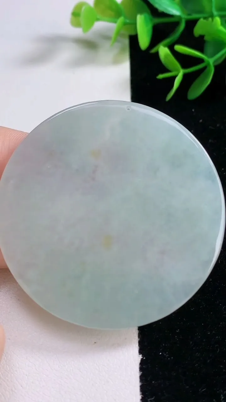 天然A货翡翠大势至菩萨吊坠，尺寸56.6-4.6，重量:35.53g
12月27日