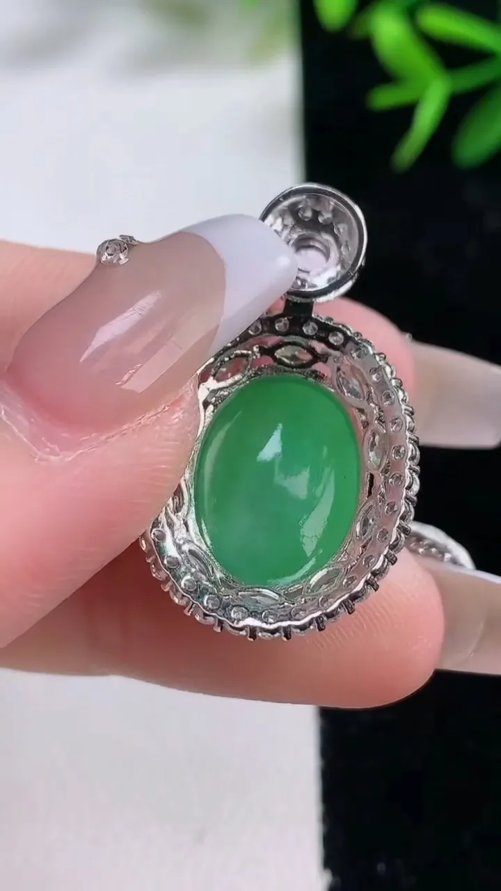 天然A货翡翠蛋面吊坠，尺寸30-18-9.1，裸石16-11.7重量:4.98g
12月27日