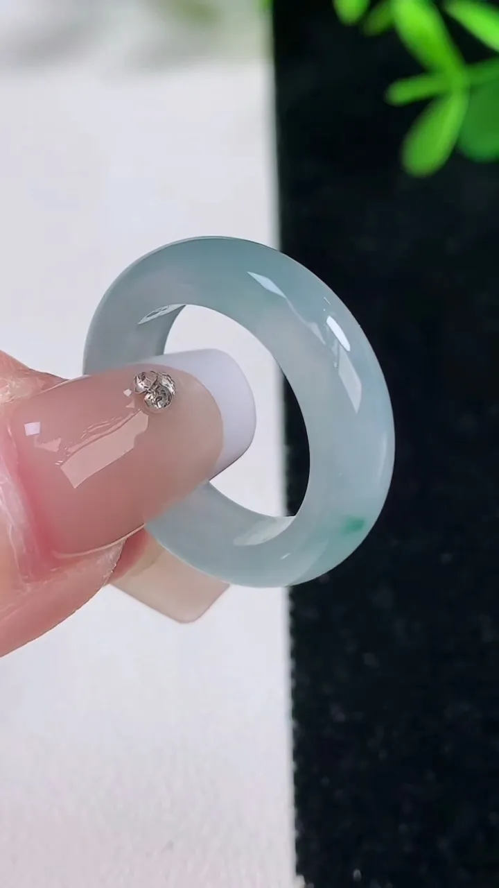 天然A货翡翠冰种飘花指环戒指，尺寸16.3-5.7-3.3，重量:4.18g2025年12月27日
工厂直销收藏佳品,种好水足，色泽均匀，有种有色，上手高大气！