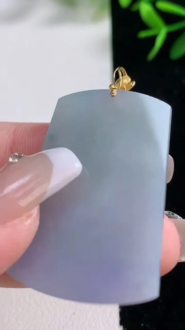 天然A货翡翠18K金紫罗兰无事牌吊坠，尺寸38.4-26.8-3.5，重量:10.91g
12月27日