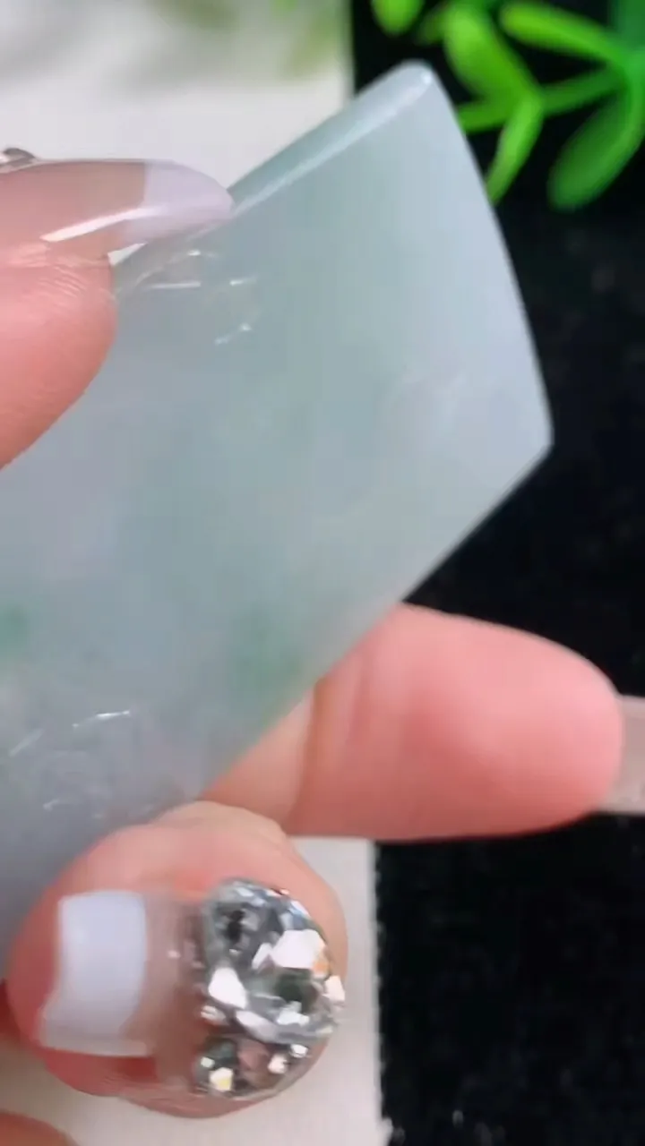 天然A货翡翠不动明王吊坠，尺寸61.4-33.2-5.5，重量:27.20g
12月27日