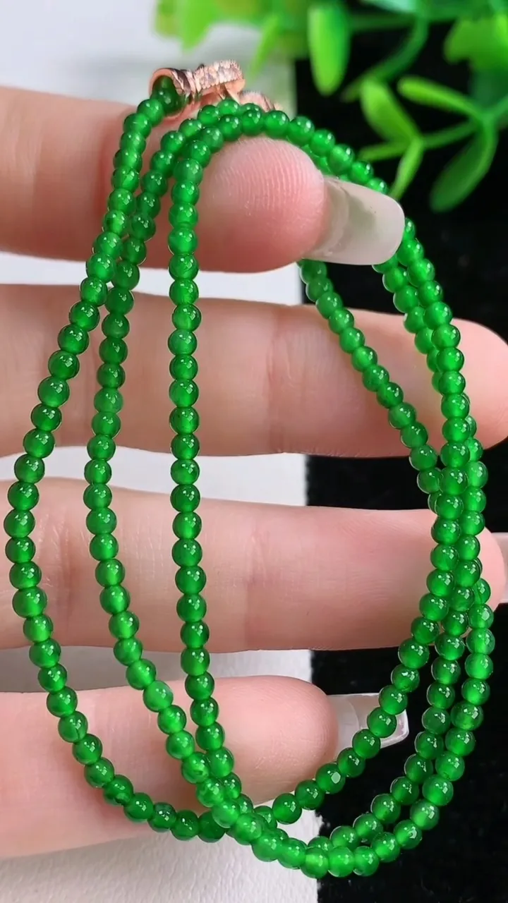 天然A货翡翠小米珠项链，尺寸2.5-212颗，重量:6.49g12月27日
工厂直销收藏佳品,种好水足，色泽均匀，有种有色，上手高大气！