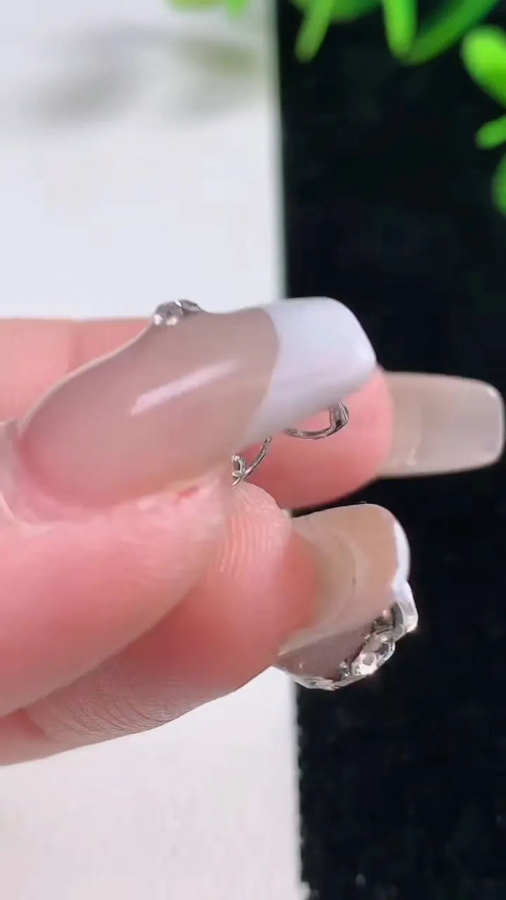 天然A货翡翠平安扣吊坠，尺寸18.8-2.6，重量:2.58g
12月27日