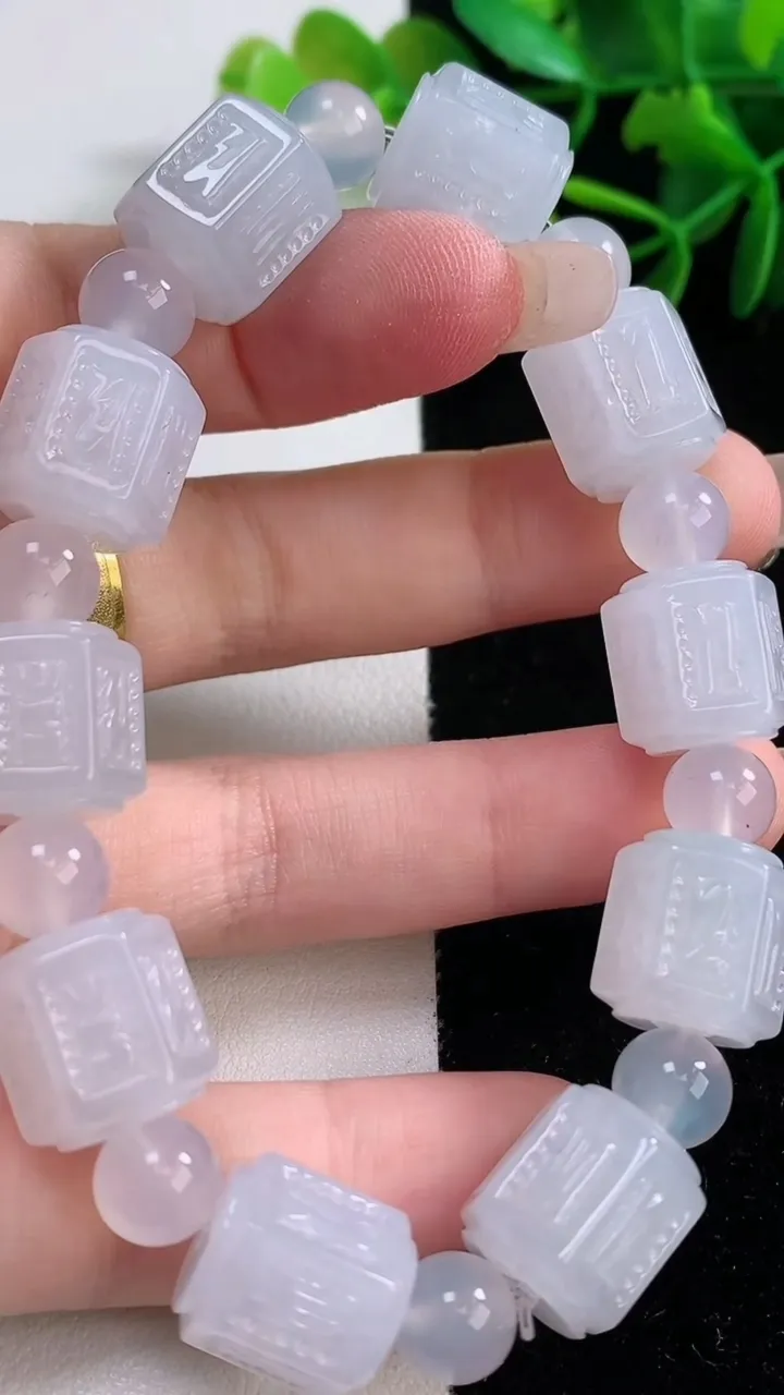 天然A货翡翠路路通手串，尺寸13-11.2-10颗，重量:51.39g12月27日
工厂直销收藏佳品,种好水足，色泽均匀，有种有色，上手高大气！