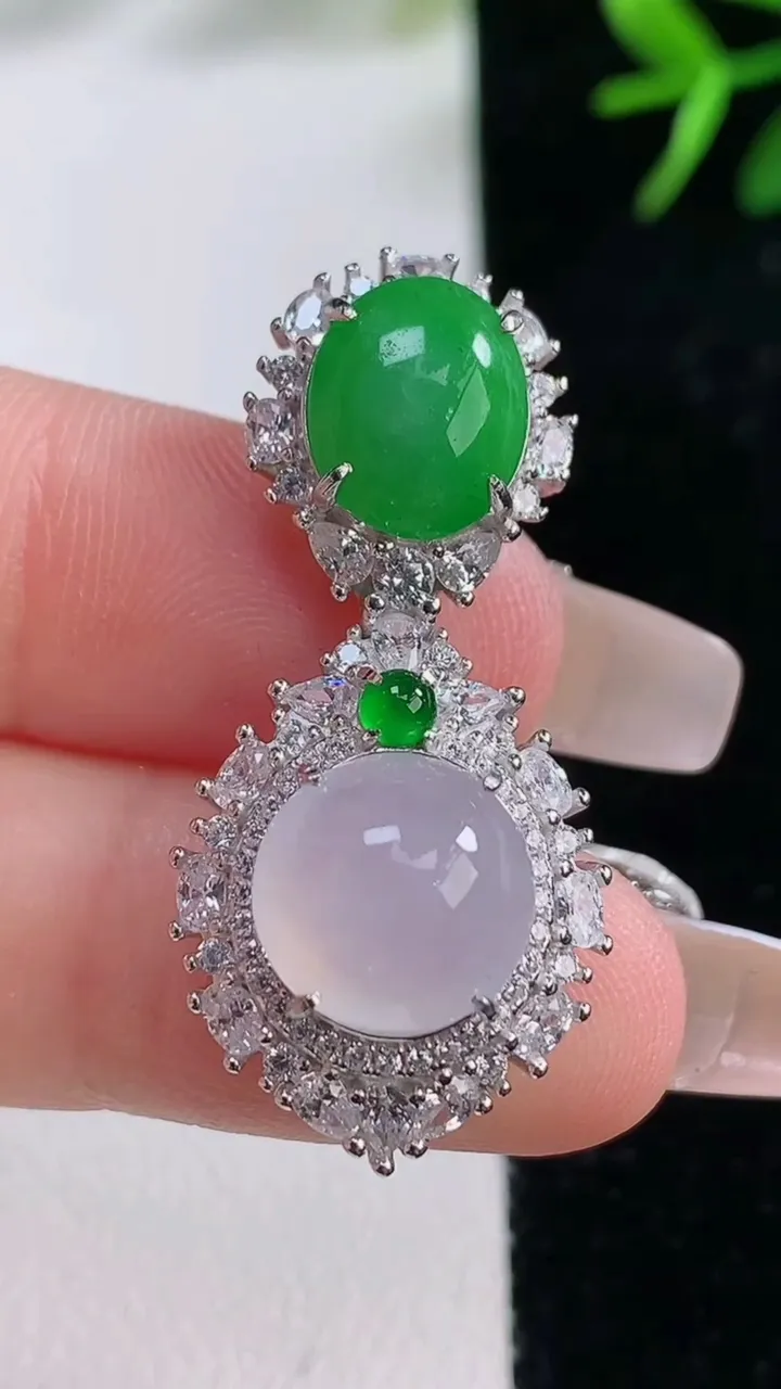 天然A货翡翠种白冰蛋面吊坠，尺寸36.5-15.8-10.2，裸石10-9.7重量:5.91g
12