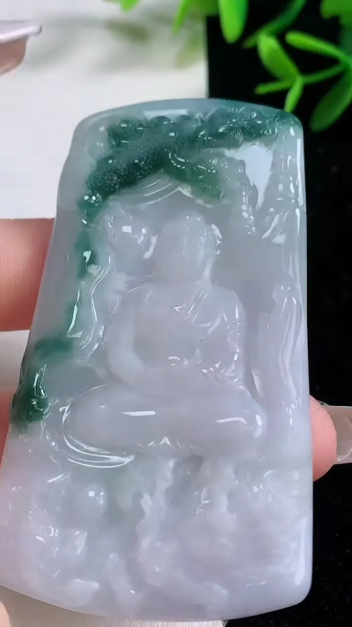 天然A货翡翠飘花御龙大日如来吊坠，尺寸71.8-39.2-6.6，重量:42.23g
12月27日