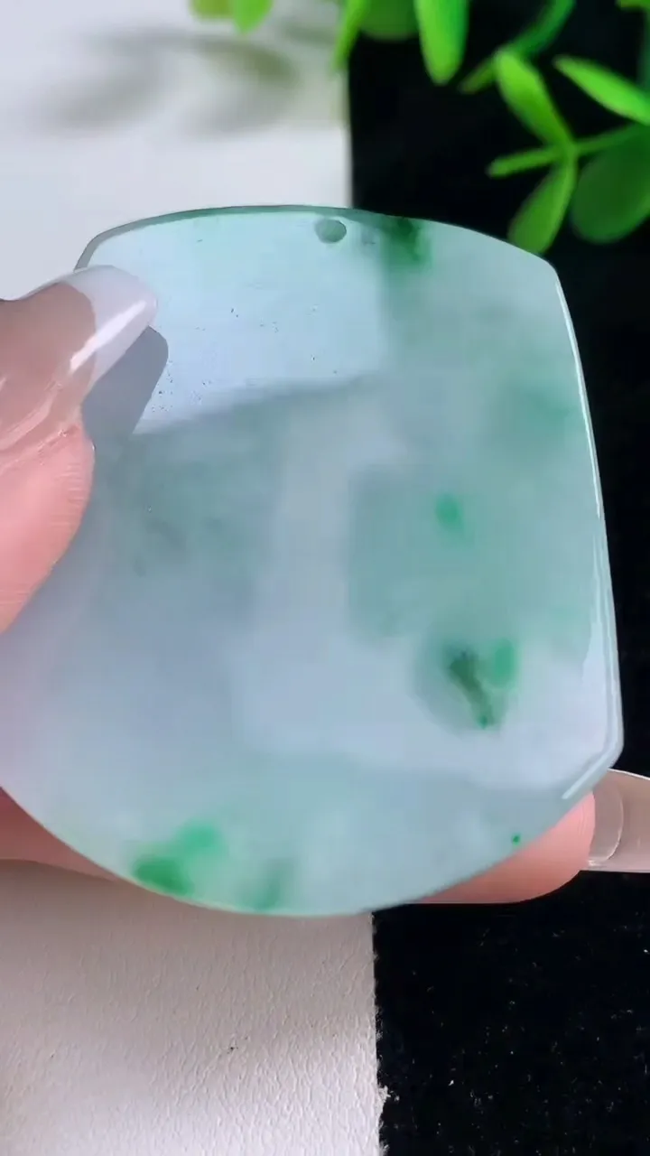 天然A货翡翠五鼠运财吊坠，尺寸50.2-45-13.7，重量:56.28g
12月27日