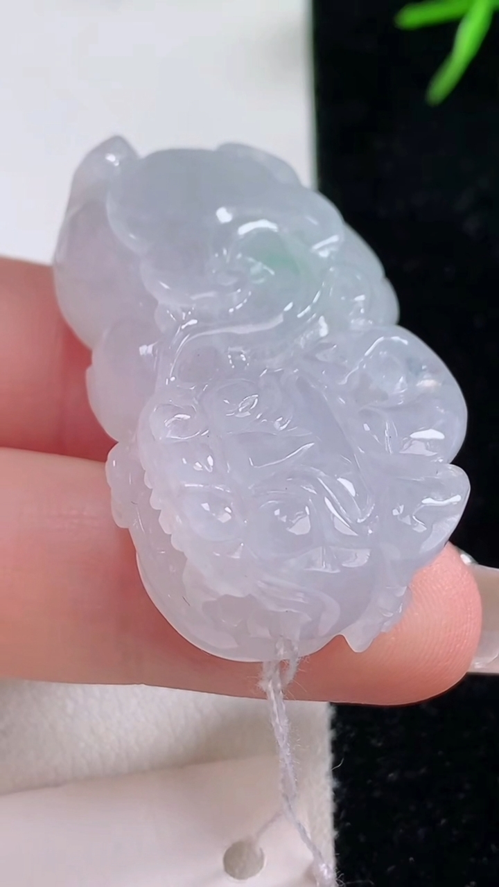 天然A货翡翠霸王貔貅吊坠，尺寸42-22.7-12.6，重量:28.08g
12月27日