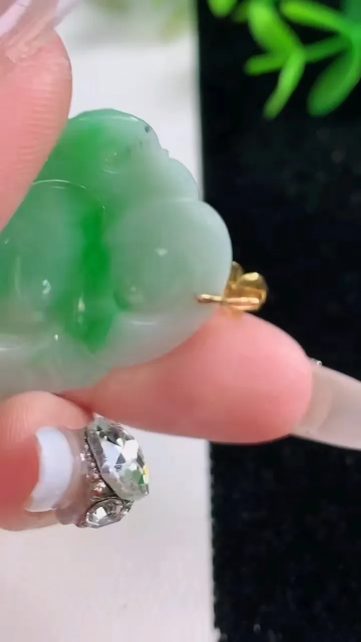 天然A货翡翠佛公吊坠，尺寸28-32.8-5.2，重量:7.37g
12月27日