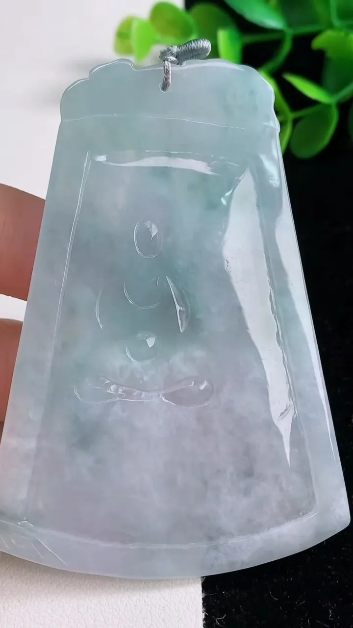 天然A货翡翠虚空藏菩萨吊坠，尺寸77.2-53.8-5.9，重量:48.56g
12月27日