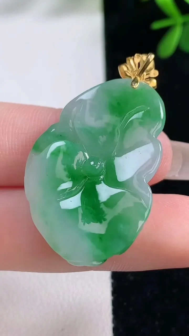 天然A货翡翠呱呱来财吊坠，尺寸34.6-23.5-8.3，重量:8.08g
12月27日