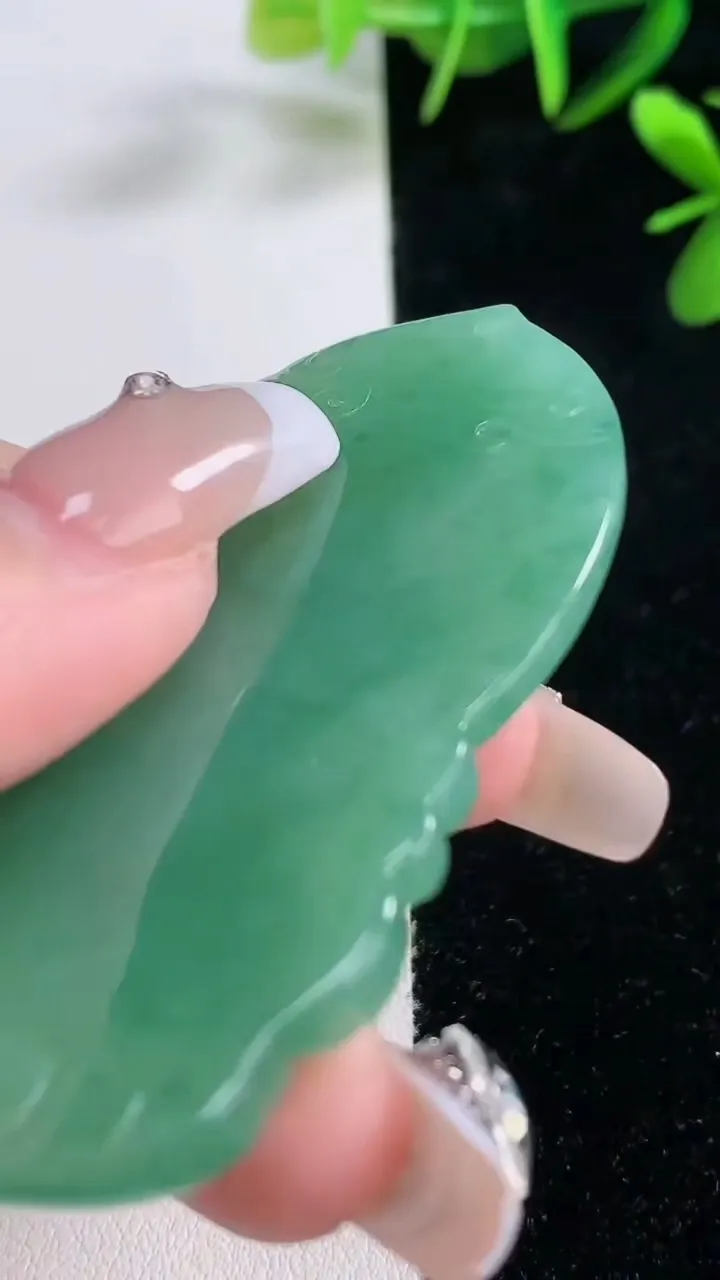 天然A货翡翠阿弥陀佛吊坠，尺寸60.2-37.8-5.4，重量:26.26g
12月27日