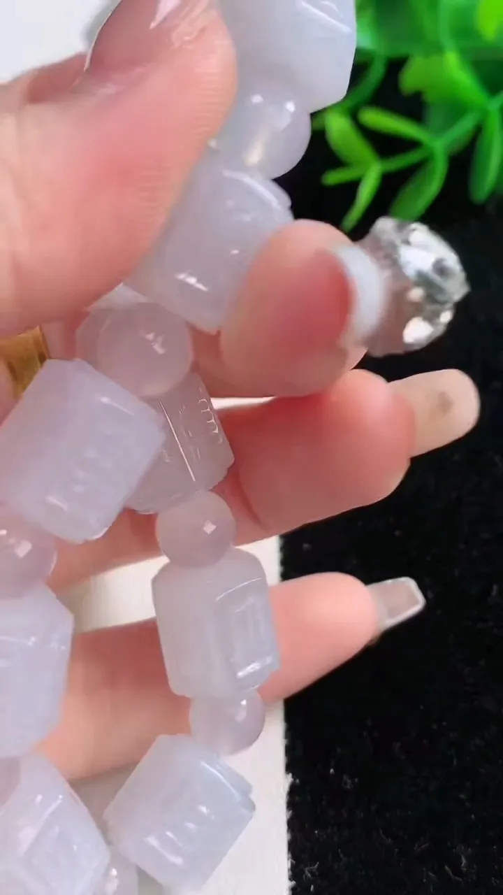 天然A货翡翠路路通手串，尺寸13-11.2-10颗，重量:51.39g12月27日
工厂直销收藏佳品,种好水足，色泽均匀，有种有色，上手高大气！