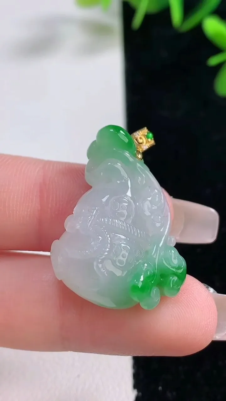 天然A货翡翠葫芦吊坠，尺寸28-21.6-9.3，重量:6.97g
12月27日