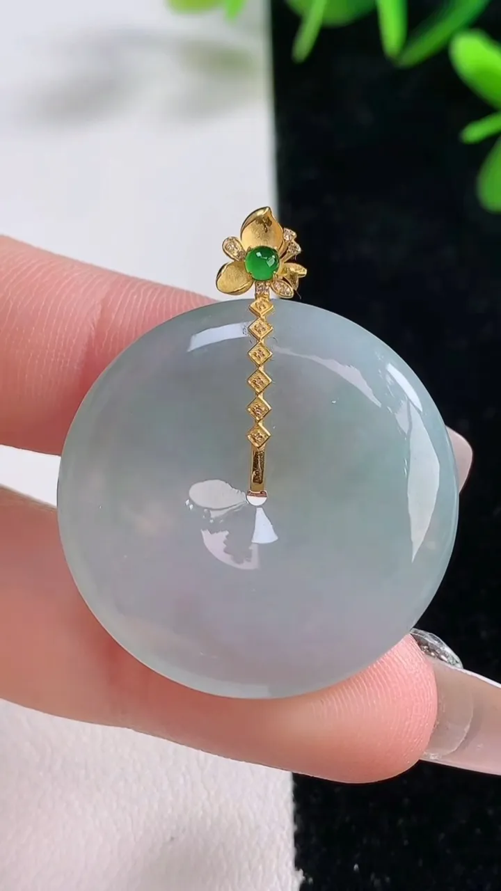 天然A货翡翠平安扣吊坠，尺寸29-5.6，重量:10.94g
12月27日