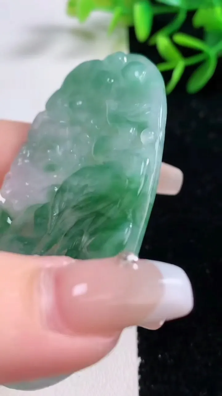 天然A货翡翠凤凰吊坠，尺寸69.8-40.3-5，重量:34.16g
12月27日