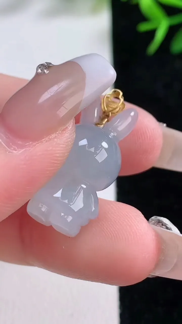 天然A货翡翠小兔子吊坠，尺寸26-12.6-11.7，重量:5.04g
12月27日