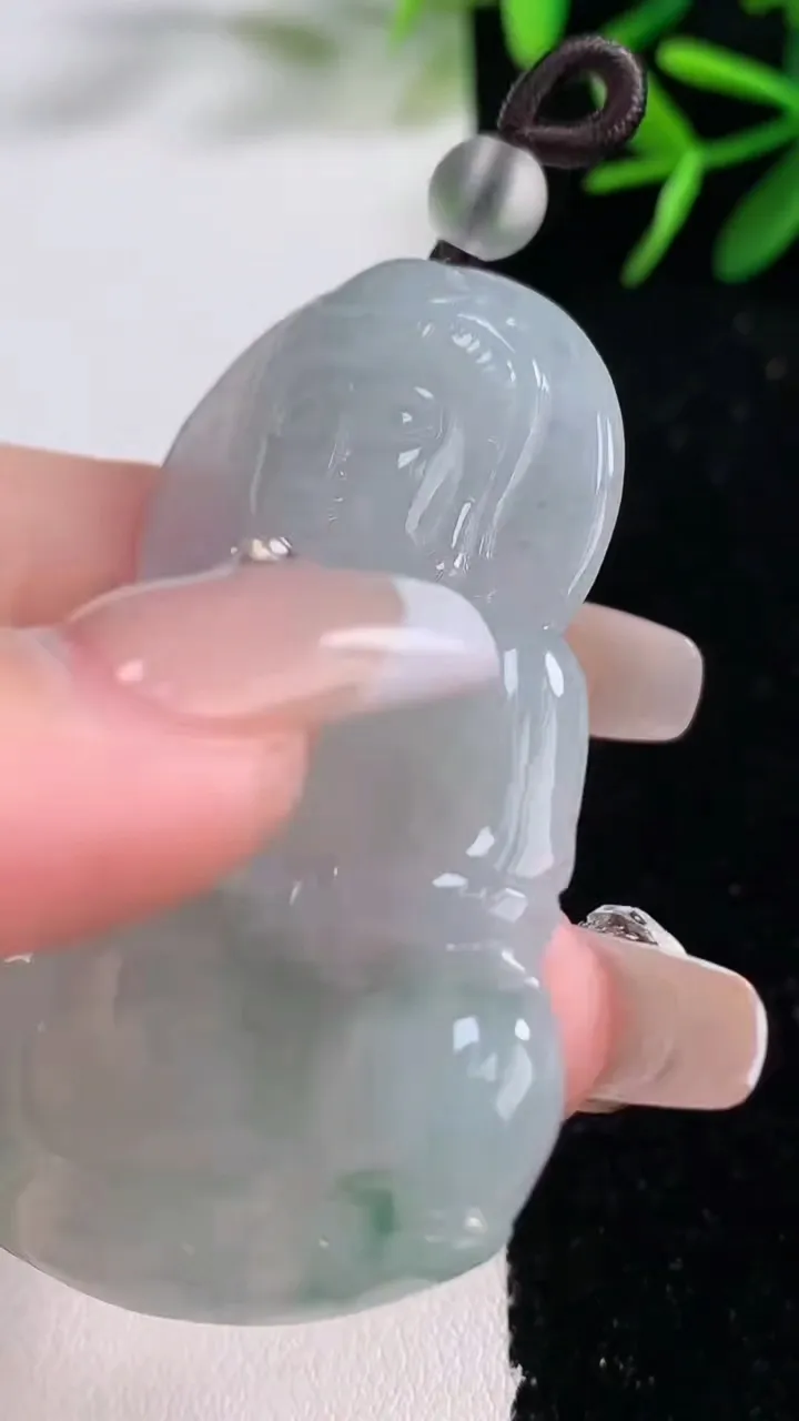 天然A货翡翠飘花观音菩萨吊坠，尺寸55.6-39.5-5.5，重量:20.92g
12月27日