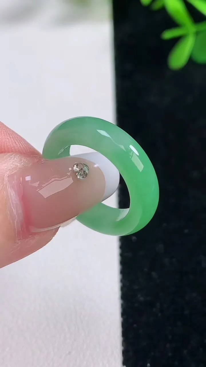 天然A货翡翠指环戒指，尺寸14.8-4.9-3.3，重量:2.97g2025年12月27日
工厂直销